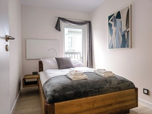 1 slaapkamer, een strijkplank/strijkijzer, wifi, beddengoed