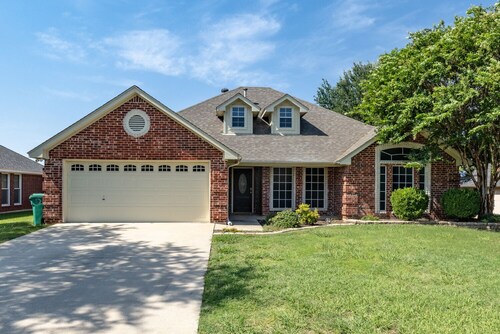 Near UNT + Downtown Denton - Full Fenced Backyard