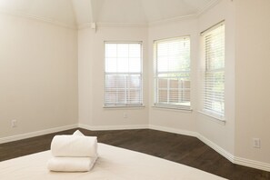 4 bedrooms, iron/ironing board, free WiFi, bed sheets