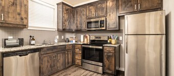 Ideal Group Getaway Near Shopping & Dining
