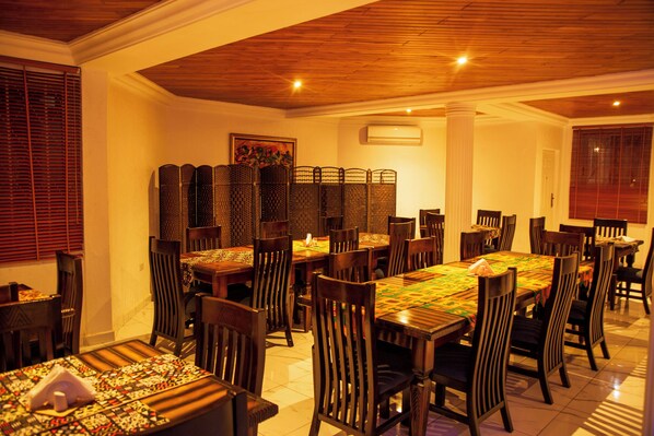 Café da manhã com buffet grátis todos os dias
