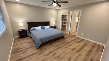 3 habitaciones, tabla de planchar con plancha, wifi y ropa de cama
