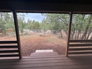 Terrace/patio - Enjoy a relaxing stay in this mountain home with open layout and spacious deck. (Pinetop-Lakeside)