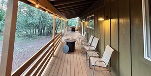 Terrace/patio - Enjoy a relaxing stay in this mountain home with open layout and spacious deck. (Pinetop-Lakeside)
