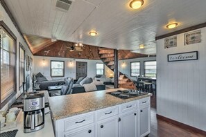 Interior - Coastal Cottage - 3 Blocks to Surfside Beach! (Freeport)