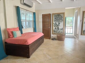 2 soverom, skrivebord, strykejern/-brett og wi-fi (inkludert)