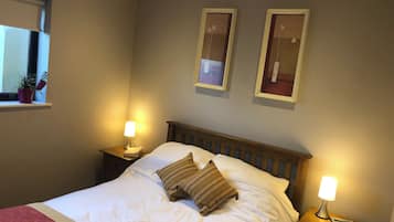 2 quartos, ferros/tábuas de passar roupa, berço de viagem