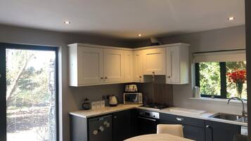 Een koelkast, een microgolfoven, een oven, een vaatwasser