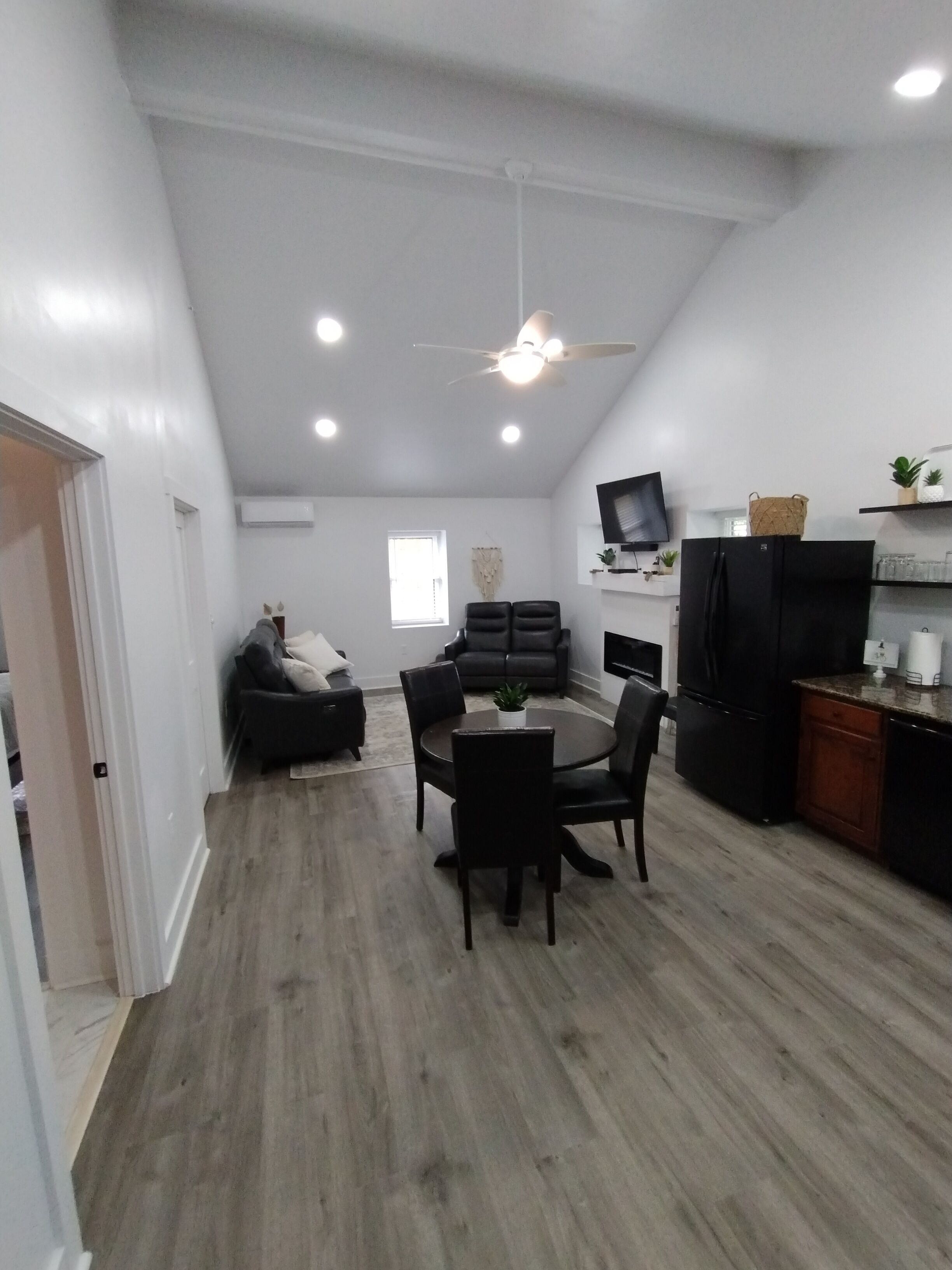 Smart TV, fireplace, DVD player