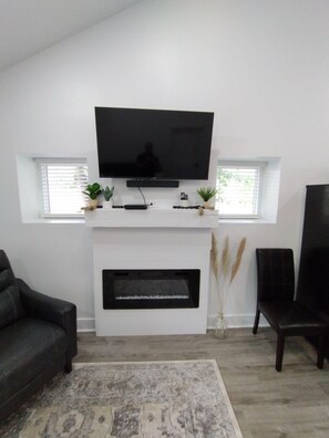 Smart-TV, Kamin, DVD-Player