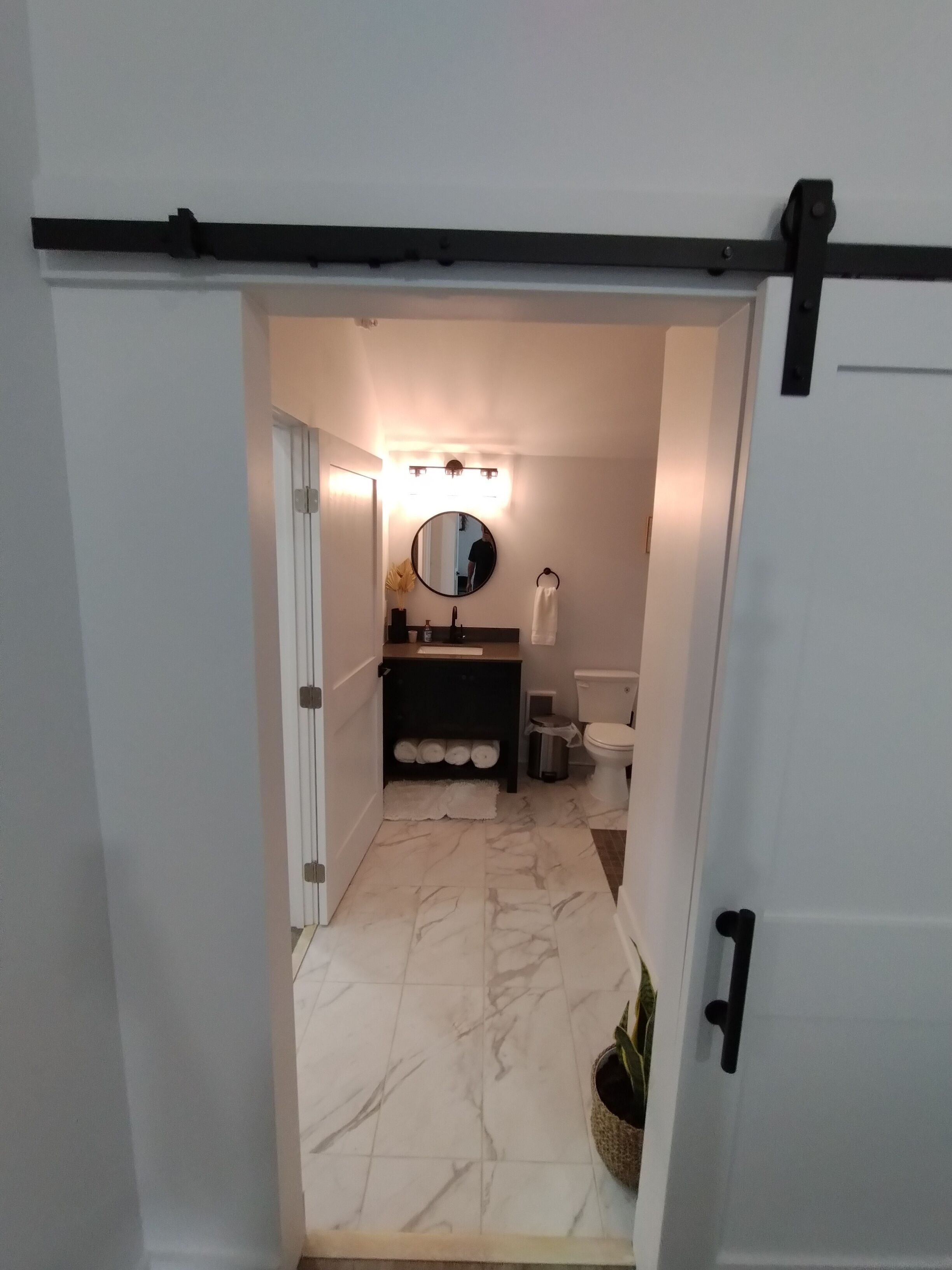 Dusj, hårføner, håndklær og såpe