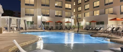 Utomhuspool, öppet 07.00 till 22.00, gratis cabanor och parasoller