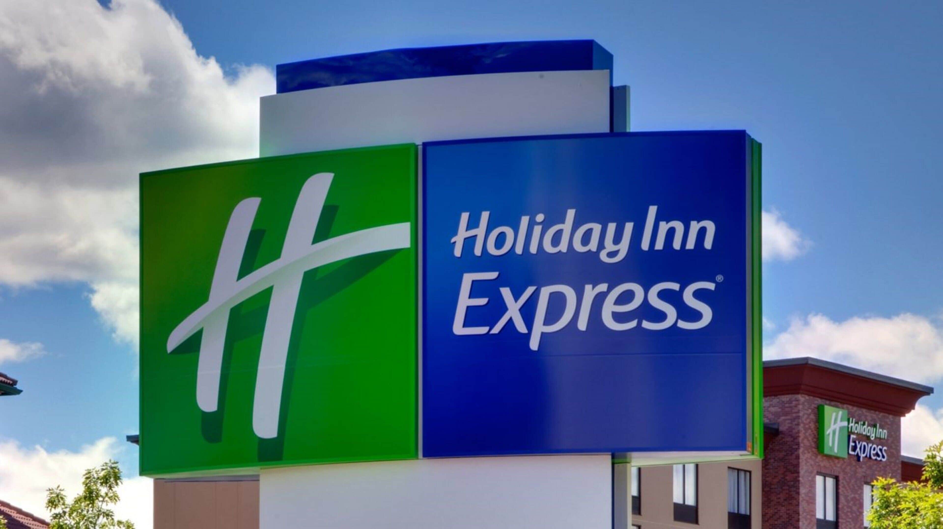 Un letrero de Holiday Inn Express con el logo 'HH' característico.