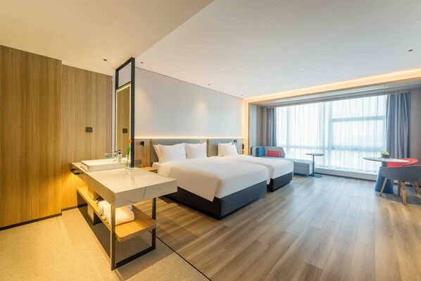 Premium bedding, down duvets, desk, laptop workspace - Holiday Inn Express Hangzhou Airport by IHG (Hangzhou)