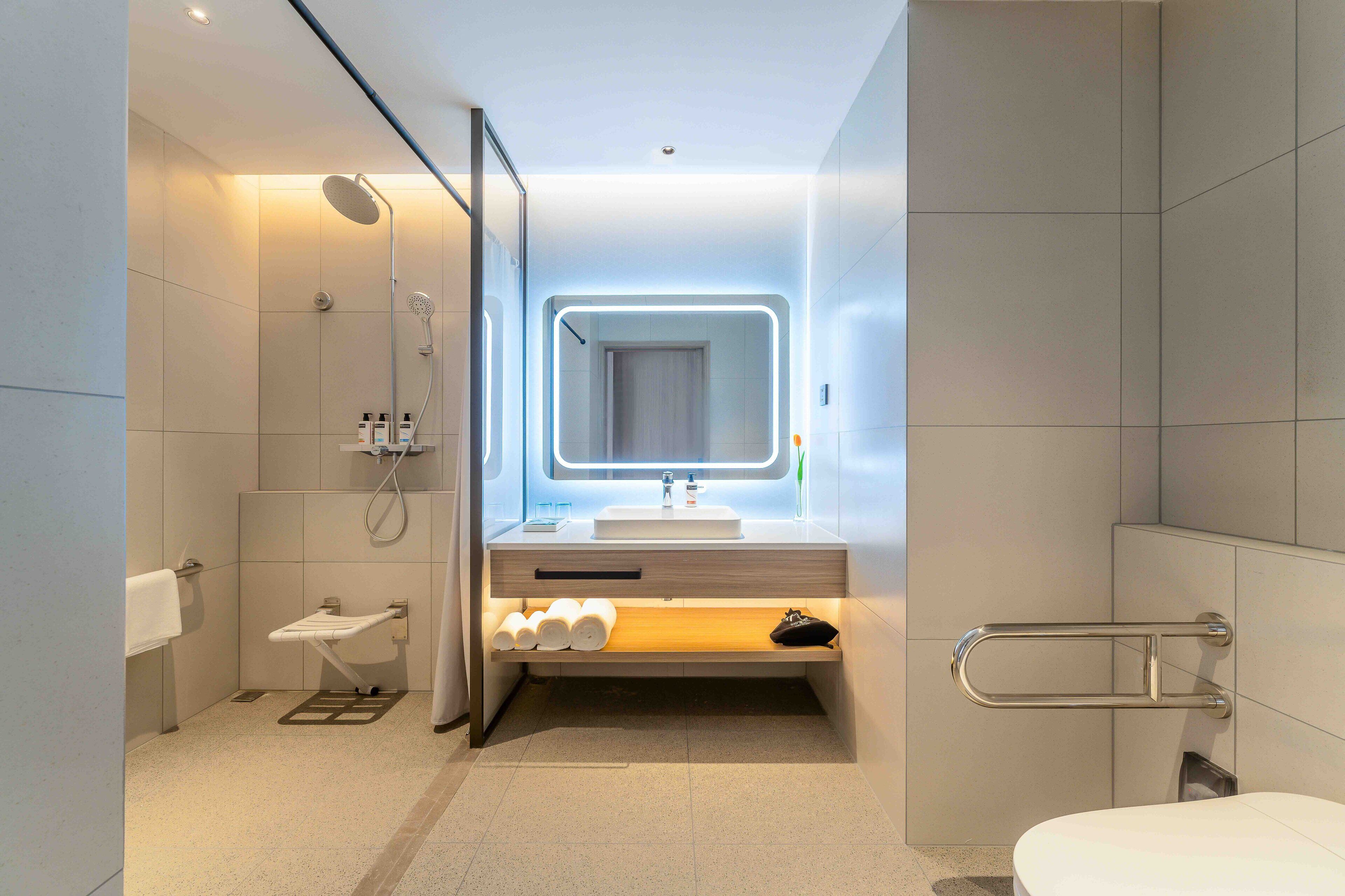 1 king accessible | bathroom | shower, hydromassage showerhead, free toiletries, hair dryer