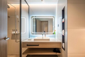 Shower, hydromassage showerhead, free toiletries, hair dryer