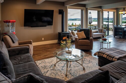 Discover ‘Riverview Radiance,' a 5BR Minneiska marvel where the Mississippi meets modern luxury.   Perfect for large groups, this home boasts a fully-equipped kitchen, sprawling views, and a suite of entertainment options. Revel in comfort with plush