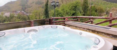 Cottage | Outdoor spa tub