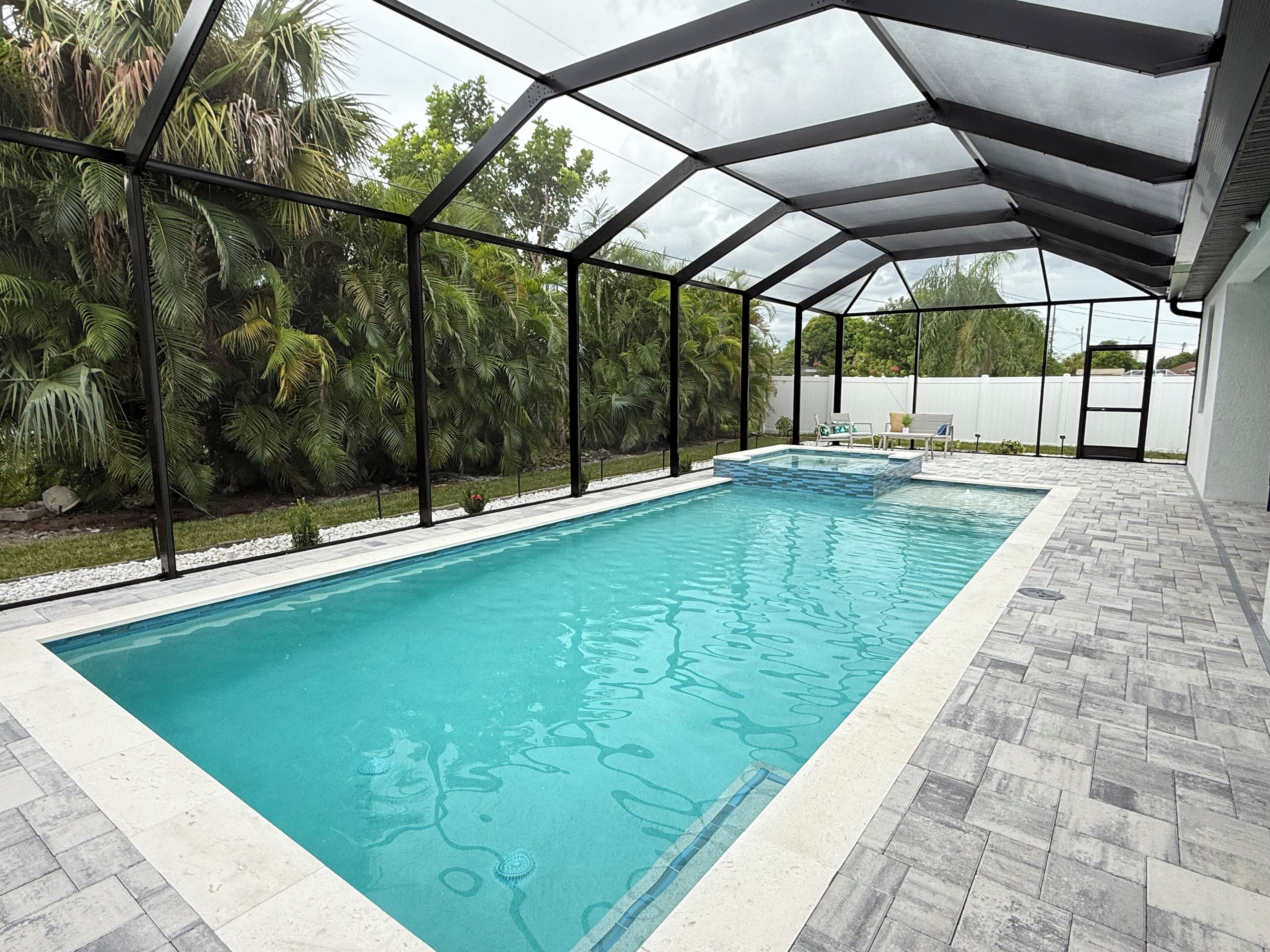 Utomhuspool och uppvärmd pool