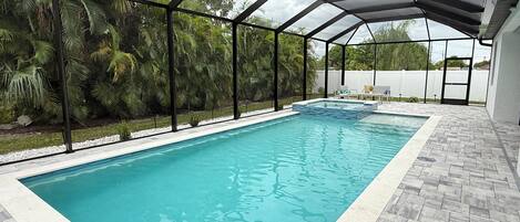 Een buitenzwembad en een verwarmd zwembad