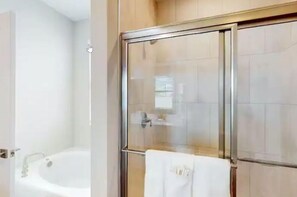 Secador de cabelo, toalhas de banho, sabonete, shampoo