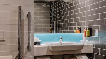 Regadera, amenidades de baño gratuitas, secadora de cabello, toallas