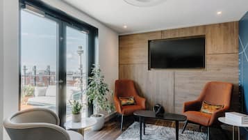 ์ค์ํธ, ์นจ์ค 1๊ฐ, ๋ฐ์ฝ๋ (Dock View, Top Floor, Bathtub) | ๊ณ ๊ธ ์นจ๊ตฌ, ๋ฏธ๋๋ฐ, ๊ฐ์ค ๋ด ๊ธ๊ณ , ๊ฐ๊ฐ ๋ค๋ฅธ ์คํ์ผ์ ์ธํ
๋ฆฌ์ด