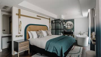 Suite - 1 soveværelse - balkon (Dock View, Top Floor, Bathtub) | Premium-sengetøj, minibar, pengeskab på værelset, individuelt design