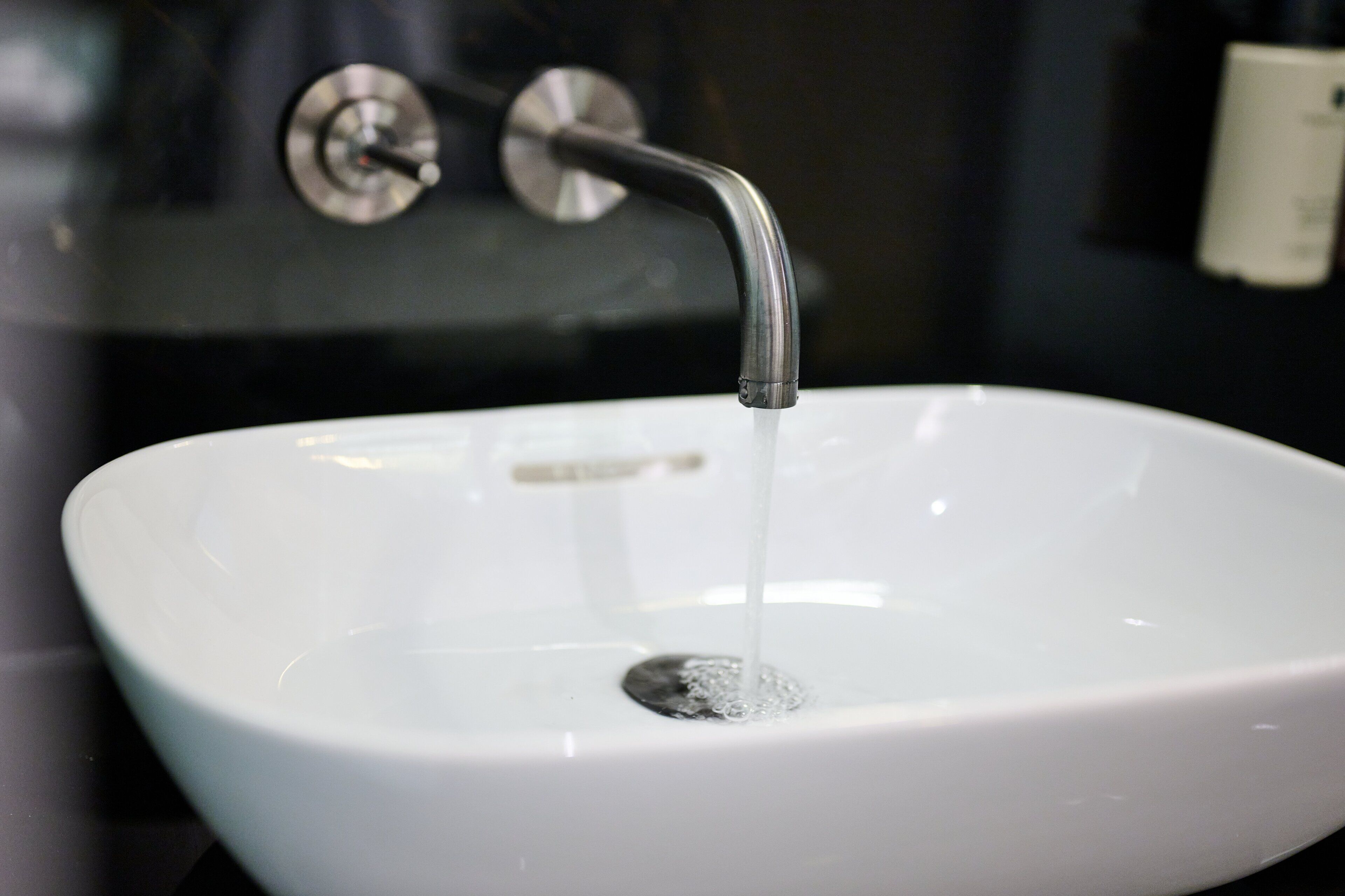 Un lavabo blanco con un grifo moderno.