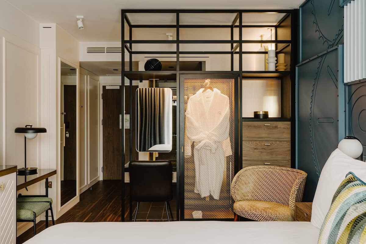 Deluxe-rum - 1 queensize-säng | Sängtillbehör av högsta kvalitet och minibar