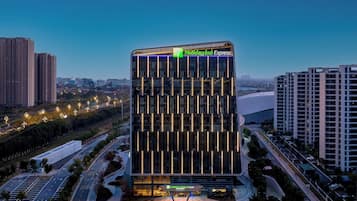 Um moderno edifício de hotel com uma placa de destaque para Holiday Inn Express.