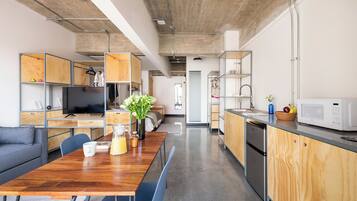 Suite estudio Confort, cocineta | Muebles diferentes, wifi gratis y ropa de cama