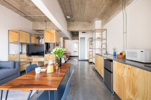 Comfort Studio Suite, Kitchenette | Individually furnished, free WiFi, bed sheets