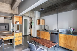 Comfort Studio Suite, Kitchenette | Private kitchen | Fridge, microwave