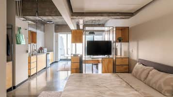 Muebles diferentes, wifi gratis y ropa de cama