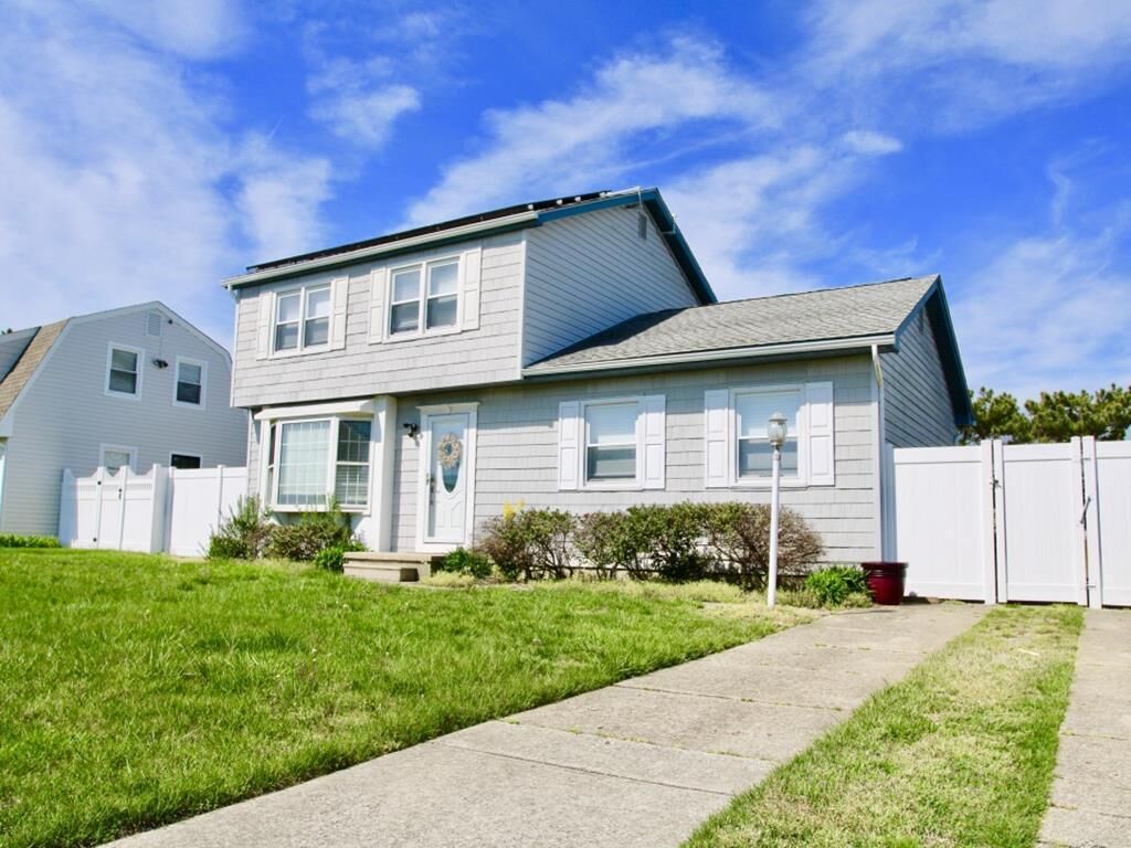 5 BR / 2BA Brigantine family-friendly house with pool and hot tub, walk to beach
