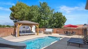 A backyard with a swimming pool, lounge chairs, a hot tub, and a pergola. - Zion Desert "Cruise" House - private pool, hot tub & game room (La Verkin)