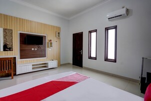 Kamar Double Standar | Meja kerja, ruang kerja ramah laptop, Wi-Fi gratis, dan seprai linen