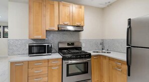 Private kitchen - 2Bd apt close to major hospitals Bronx 30+days
 (The Bronx)