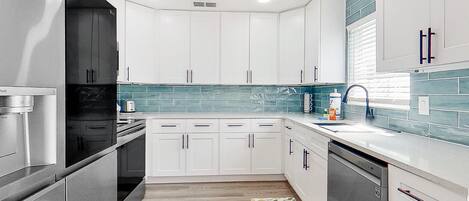 冰箱、微波炉、烤箱、炉灶