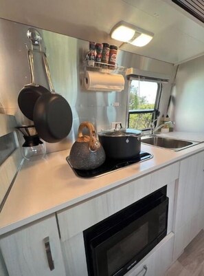 Frigorífico, microondas, placa de cocina y cafetera o tetera