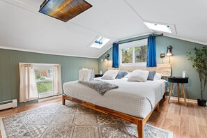 3 bedrooms, desk, iron/ironing board, travel crib - Lakeview on Cayuga Wine Trail • Fenced Yard • 2 King Beds • Sunset Views (Union Springs)