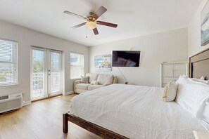 Tabla de planchar con plancha, internet y ropa de cama 