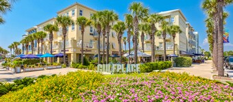 3rd-floor studio with Gulf view, balcony, pool, & tennis