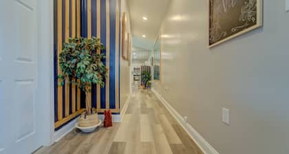 A Homey Heaven - Modern, Pet-Friendly, Gaming, Full Kitchen and more.