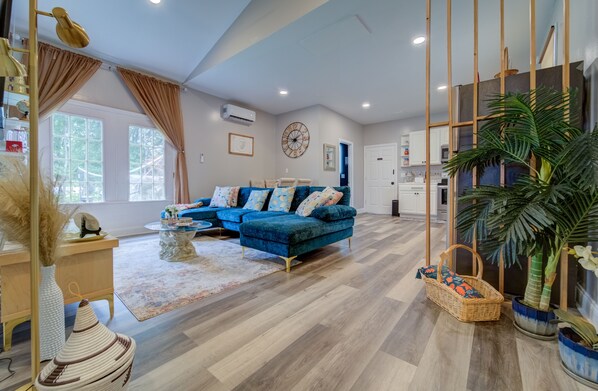 TV connectée, console de jeux vidéo, Netflix, livres