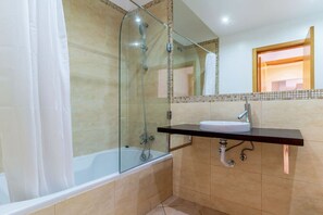 Bañera, secador de pelo y toallas