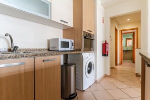 Køleskab, ovn, kogeplade, køkkentøj/tallerkener/redskaber