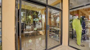 Vista frontal de la propiedad