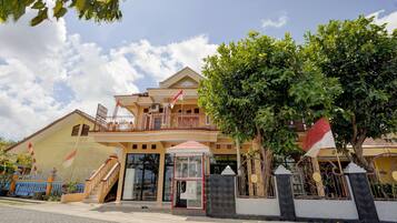 Vista frontal de la propiedad